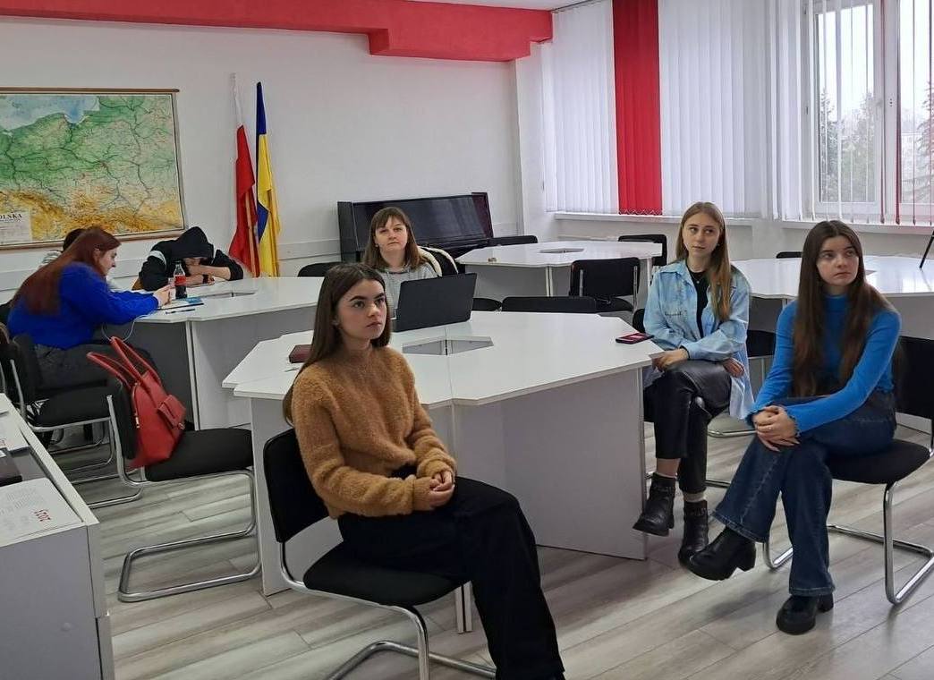 Студенти групи Ж-24 слухають журналіста